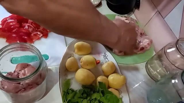 Голень курицы с овощами положили в банку и приготовили в духовке смотреть онлайн