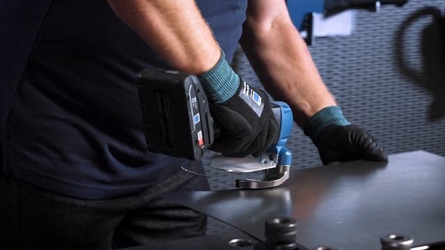Cutting curves easily and without sparks with the S 160, S 250 and S 450 sheet metal cutters смотреть онлайн