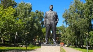 Сквер им. В.В. Маяковского г. Уфа, дом соты, лето 2022г. Square named after V.V. Mayakovsky Ufa