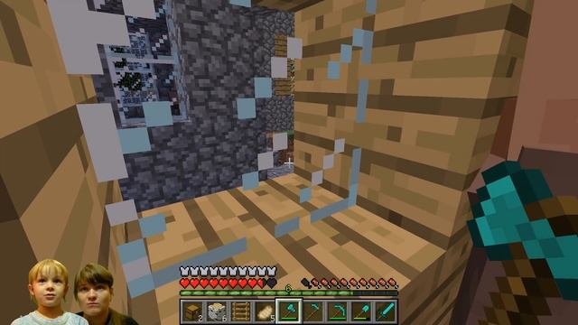 МАЙНКРАФТ выживание в БУТЫЛКЕ цунами МОНСТРОВ в Minecraft
