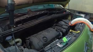 Замена воздушного фильтра на Citroen c3 Picasso.