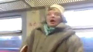 бабка поет песни в электричке