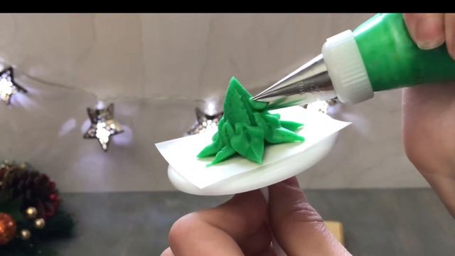 How to pipe a buttercream Christmas tree! Easy Beginner Christmas piping tutorial смотреть онлайн