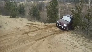 Нива ездит по песку 2
