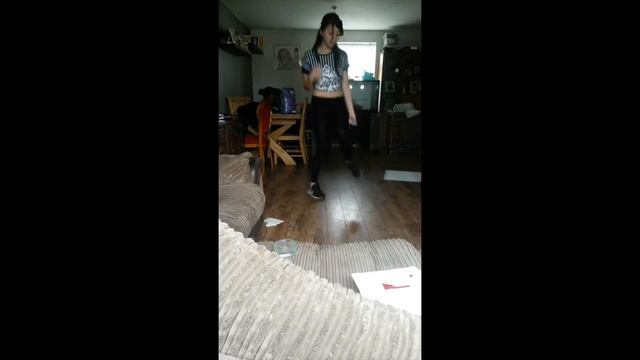 Нормально отжигает девчуля,танцы,найки,забись смотреть онлайн