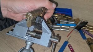 Вскрытие дверного замка ito