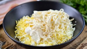 Рулетики из бекона с сыром и яйцом