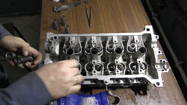 Ремонт ГБЦ 5E-FE регулировка зазоров клапанов и замена маслосъемных колпачков смотреть онлайн