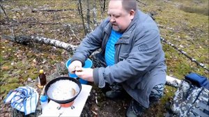 Одиночный поход в лес с ночевкой без палатки (собираем и жарим грибы).