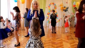 Танец девочек с мамами. ДОУ №8 "Малыш", г.Шахтёрск