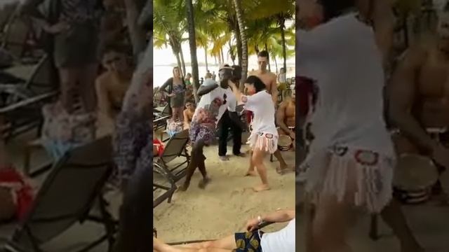 Bailando bachata en la playa de Boca Chica, RD. Parte 1 смотреть онлайн