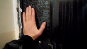 гудит от ветра дверь соседа