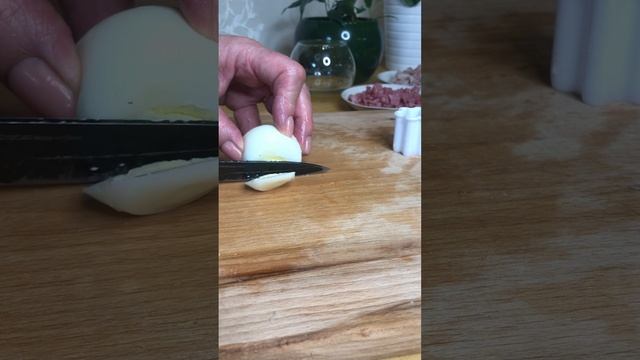 Заливное мясо в форме пасхального яйца.