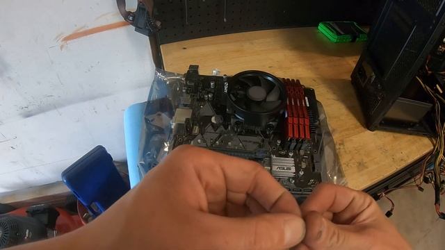 M.2 screw and standoff is missing!! Quick simple tip to help never loose them again! смотреть онлайн