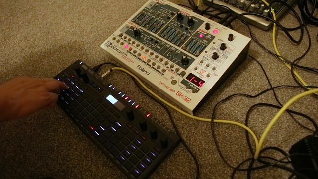 Roland SH-32 + Korg SQ-64 hard house jam смотреть онлайн