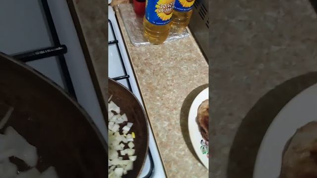 Карась жареный в сметане, без мелких косточек.