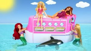 Малый круизное судна с бассейном для кукол