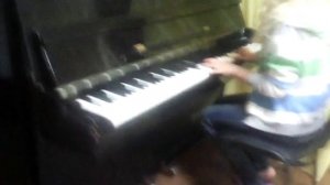 Девочка играет на пианино