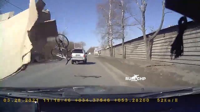 Брянский автолюбитель едва не угодил под летающий велосипед