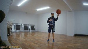 как научится крутить мяч на одном пальце.