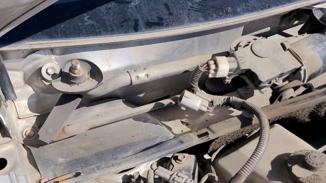 Снятие и замена стойки амортизатора Toyota Prius NHW20 своими руками без подъемника.