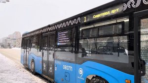 Автобус НефАЗ-5299-40-52  следует по маршруту 1 ”м. Ломоносовский пр-кт - Севастопольский пр-кт”