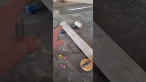 Как приподнять плитку если провалился край или угол.