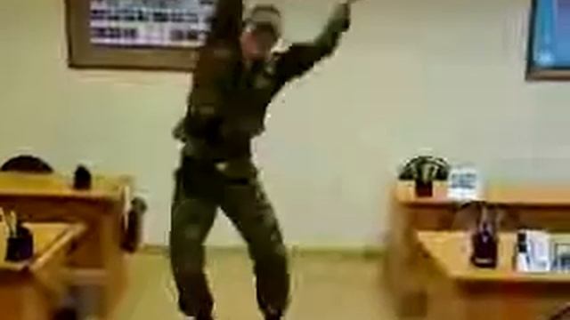 Тектоник в берцах.