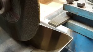 Отрезное приспособление для токарного станка / The cutting device for lathe