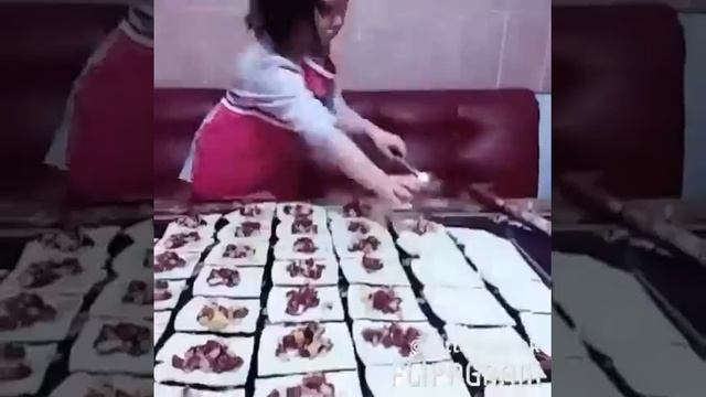 Маленькая хозяйка готовит манты??? смотреть онлайн