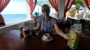 Абхазия.завтрак на берегу моря в кафе "Парус"