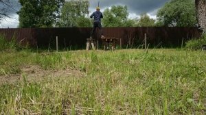 Закручиваю сваи руками. 57 труба, 2500 длина.