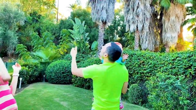 Веселые игры на детской площадке - Детские песни от Майи Маши и Мии смотреть онлайн