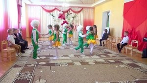 Парный танец "Одуванчики" в детском саду.