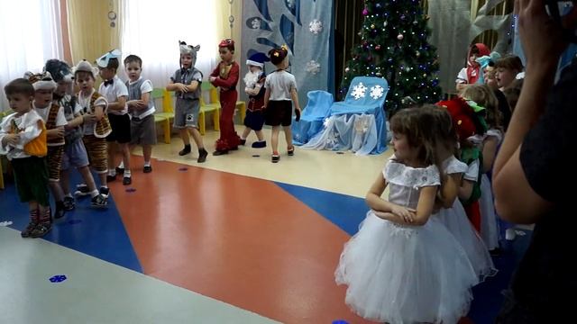Новогодняя песня "Зимние забавы" - "В белых мягких валенках снег идёт по улице"