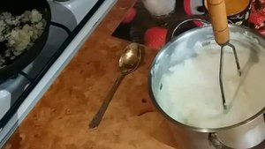 Картофельное пюре с грибной подливкой.