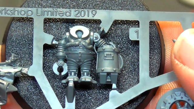 Unboxing Tech Priest Grombrindal смотреть онлайн