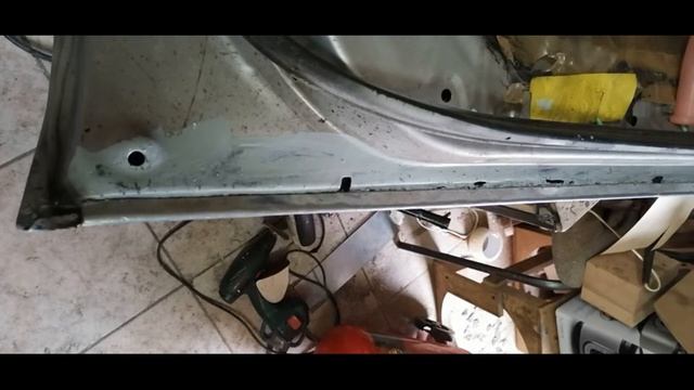 Кузовной ремонт низа двери, грунтовка и покраска двери и капота Тойота корролла 1993. смотреть онлайн