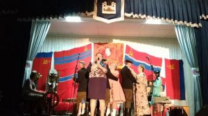 Только слышно на улице где-то одиноко...