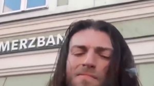 Парень играет на гитаре на улице