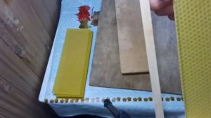 ???как закрепить вощину на пчеловодной рамке на 145 мм. своя вощина.