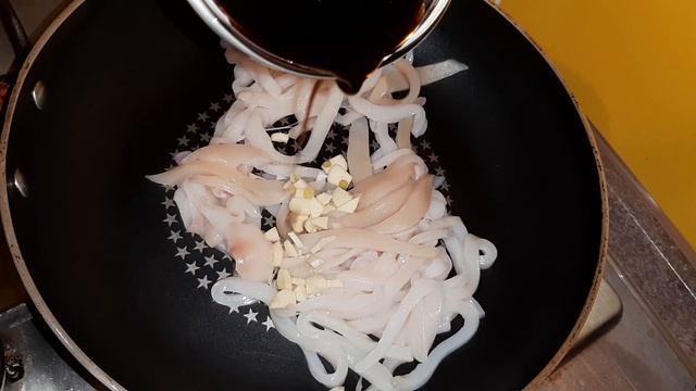 Салат с кальмаром и грибами #Новыйгод2020 #салат2020 #рецепты на новыйгод