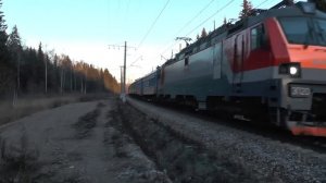 Электровоз ЭП20-034 с фирменным поездом "Янтарь"