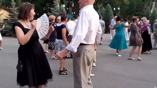 ПОЛЕВЫЕ ЦВЕТЫ ПОДАРЮ БУКЕТ! СЧАСТЛИВЫЕ МОМЕНТЫ ИЗ ПАРКА ГОРЬКОГО смотреть онлайн