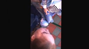 Ника лижет кед