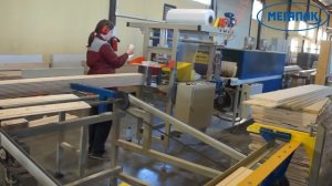 Упаковка вагонки в термоусадочную пленку.