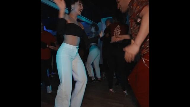 SOCIAL DANCE.Y ESENCIA - PINTO PICASSO FT. MARCO Y SARA BAILANDO EN CRAZY LYON GRUPO ESENCIA EDITIO смотреть онлайн