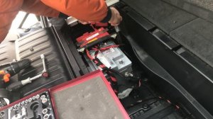 Устранение ошибки подушек безопасности после замены аккумулятора на BMW X5 (e70)