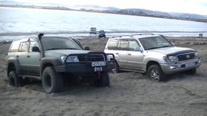 Джипы резвятся на песчаной горке... (Lexus LX 470, Land Cruiser 100, Niva, Pajero и др.)