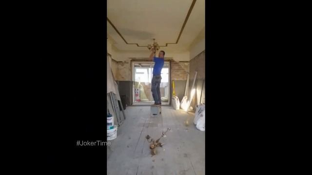 Электрики вешали одну люстру, упала другая [Электро - Видео] смотреть онлайн